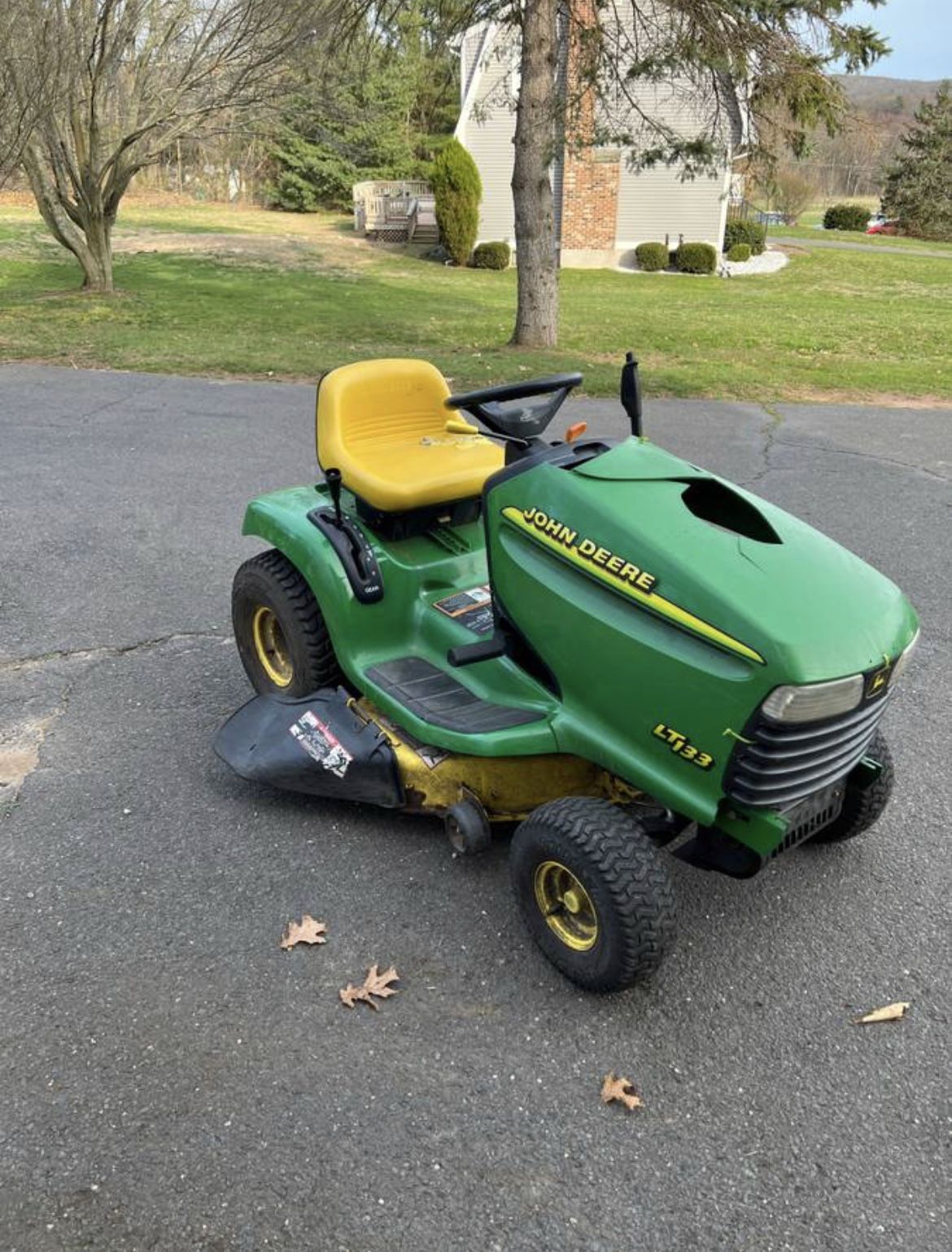 John Deere LT133 Riding Lawnmower Lawn Mower For Parts/Repair