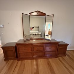 Elegant Vintage Ethan Allen Sable Medallion Collection Dresser, Tri-fold Mirror and 2 Night Stands 