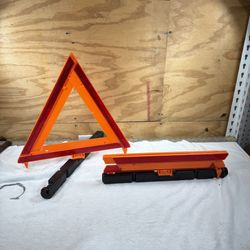 2 Highway Warning Triangle kit. Folds for easy storage. Heavy weighted base LIKE NEW CONDITION   Pick up in Deer Park Texas 77536
