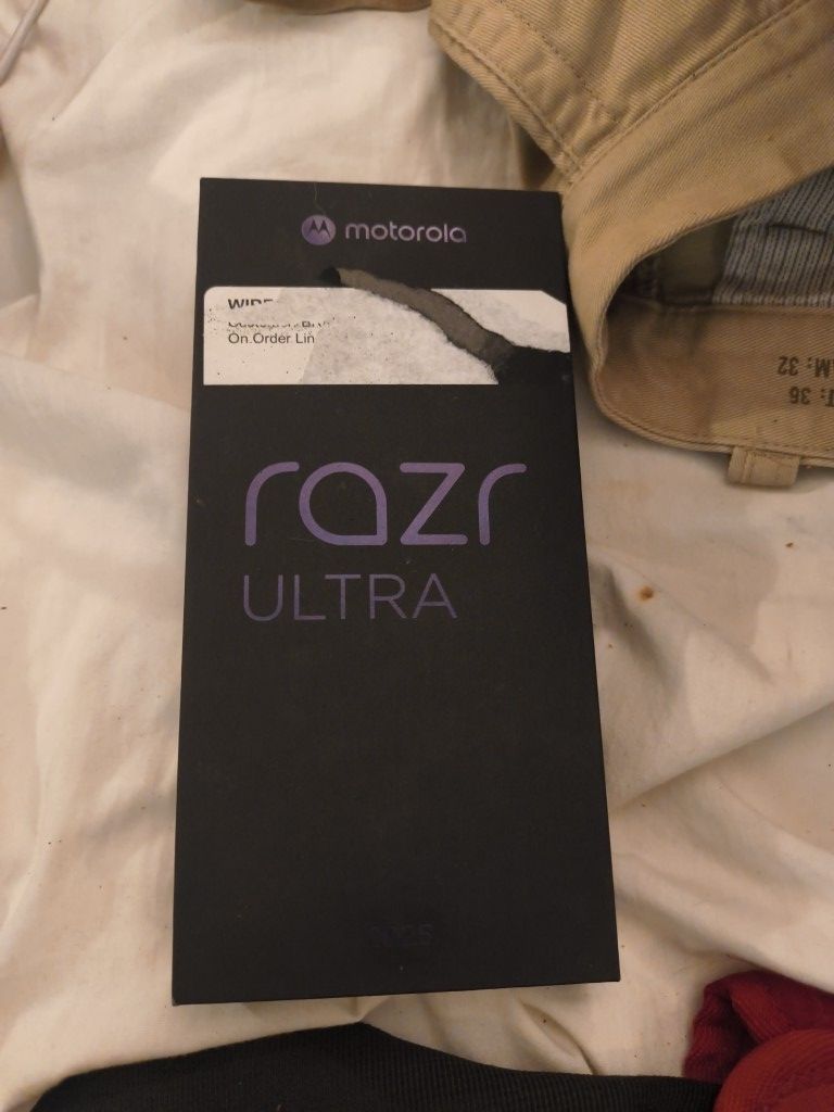 Moto Razr Ultra Pantone Rio Red