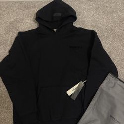 BLACK ESSENTIALS HOODIE