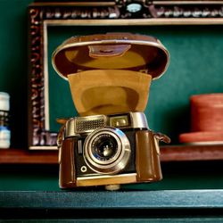 Vintage VOIGTLANDER Lanthar 50mm F/2.8 35mm Camera in a Leather Case. 