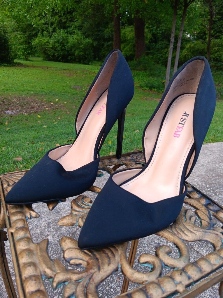 Black Pumps