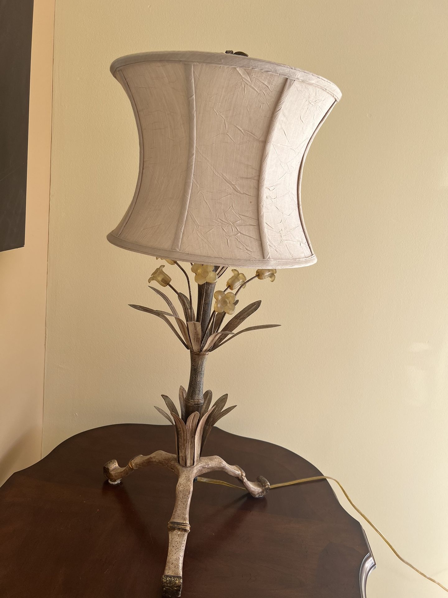 Vintage table Lamp With Decorative Flowers. MAKE AN OFFER 