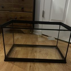 10 Gallon tank. Accessory’s come with. 