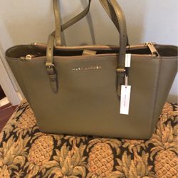 Marc Jacobs Leather https://offerup.com/redirect/?o=VG90ZS5OZXc=