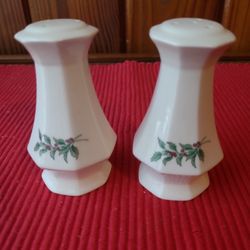 Nikko Christmas Salt and Pepper Shakers