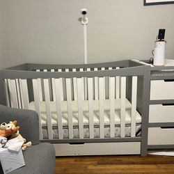 Graco crib With Drawer And Changing Table 