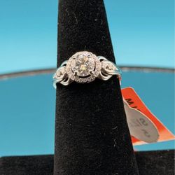 #- 156 Beautiful round-cut moissanite ring. Size 5