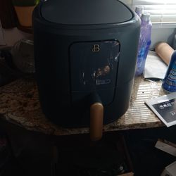 Air Fryer 6 quart New In Box. Retails $70+