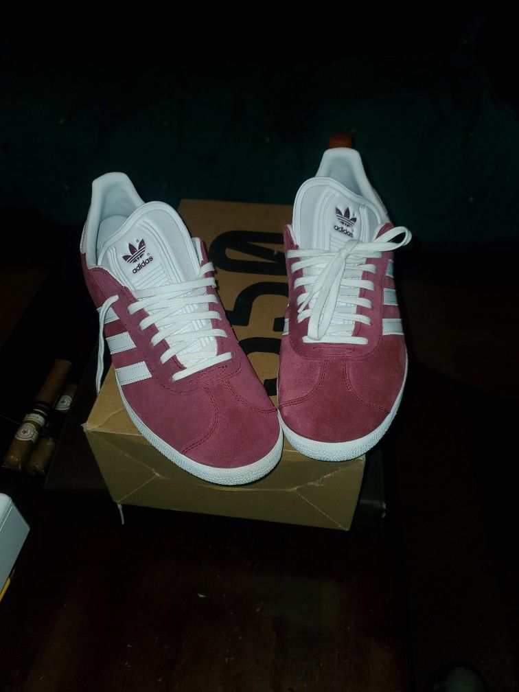 MENS ALMOST NEW ADIDAS GAZELLE SUEDE SNEAKERS  