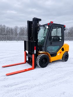 Forklift Komatsu Diesel 6k lbs 3 stage