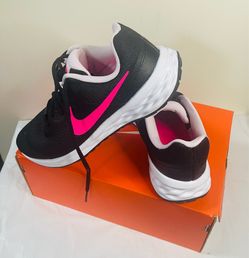 New! Girls size 6 Nike revolution