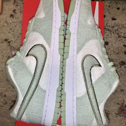 Nike Dunk Low SE Fleece Pack Honeydew  Size 10W / 8.5M 