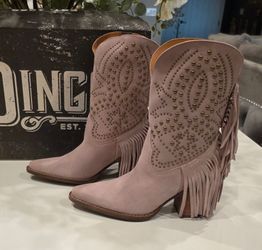 šø DINGO WOMENāS āSTAR POWERā PINK SUEDE FRINGE & STUD BOOTS SIZE 6 ā $140 šø