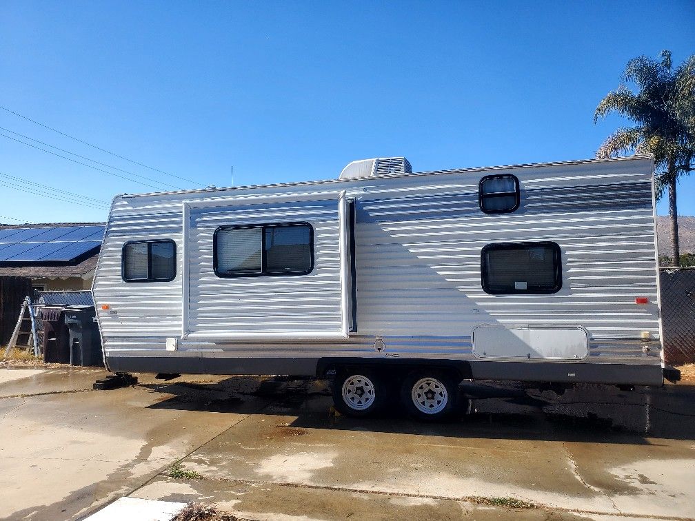 2008 Pioneer 24 foot sofa slide out travel trailer