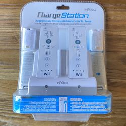 NYKO Nintendo Wii Remote Charging Station Dock & 2 Batteries