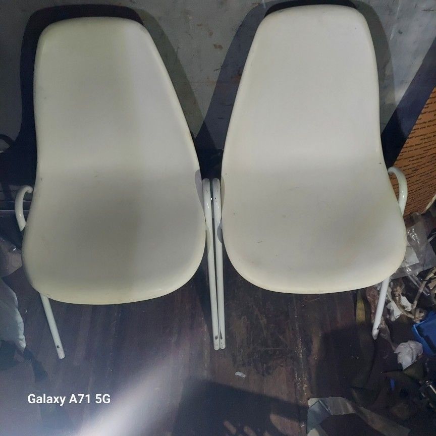 2 Chairs $25 Dollar's