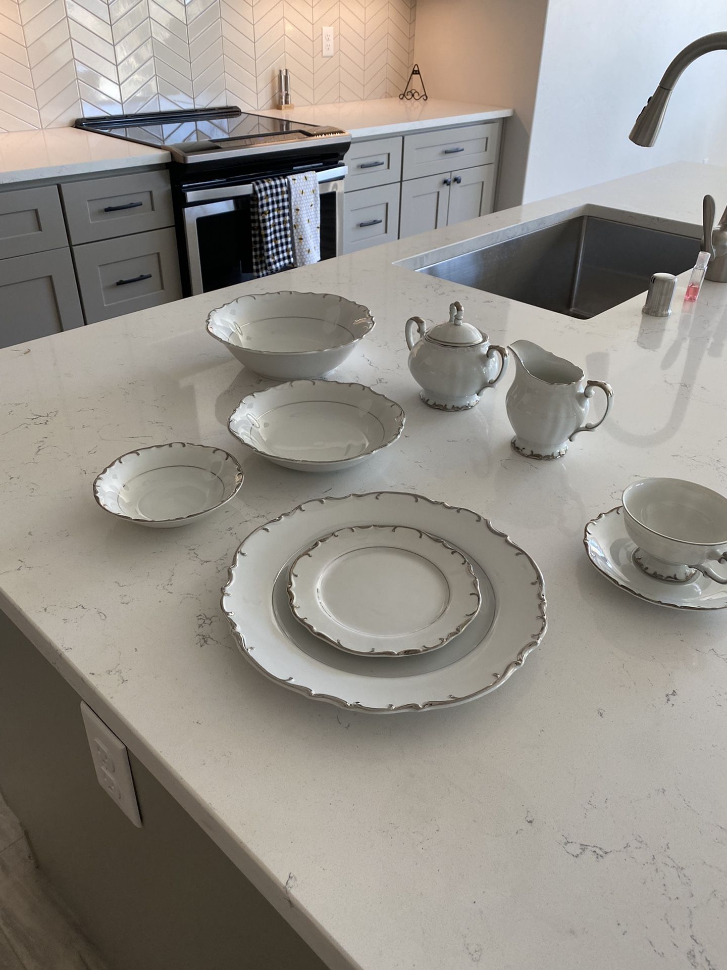 9 Piece China Set Setting For 8
