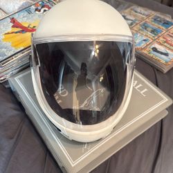 Woman’s Medium Kiss Helmet 