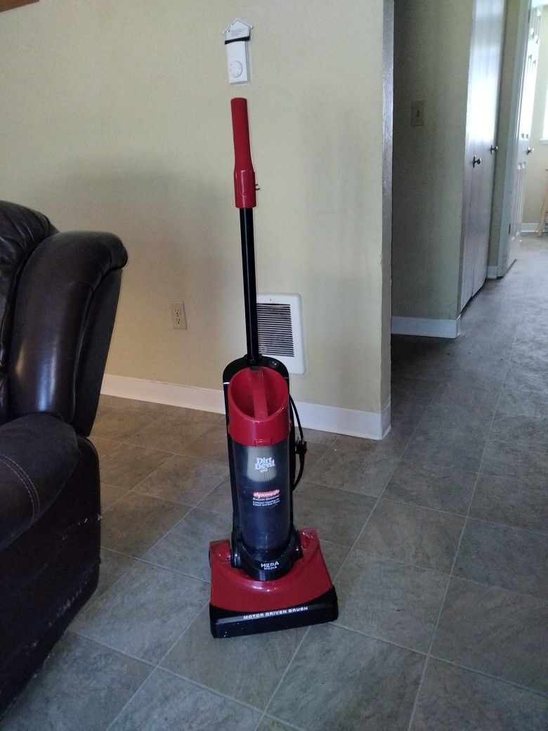 Dirt Devil Dynamite Upright Bagless Vacuum