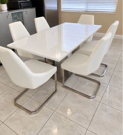 Juego de Mesa con 6 sillas