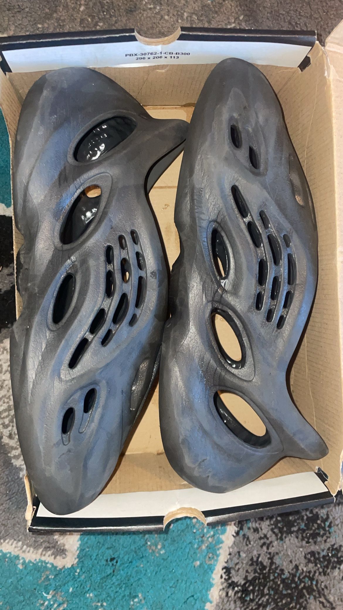  Yeezy Foam Runner 'Carbon'