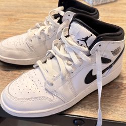 White And Black Jordan’s 