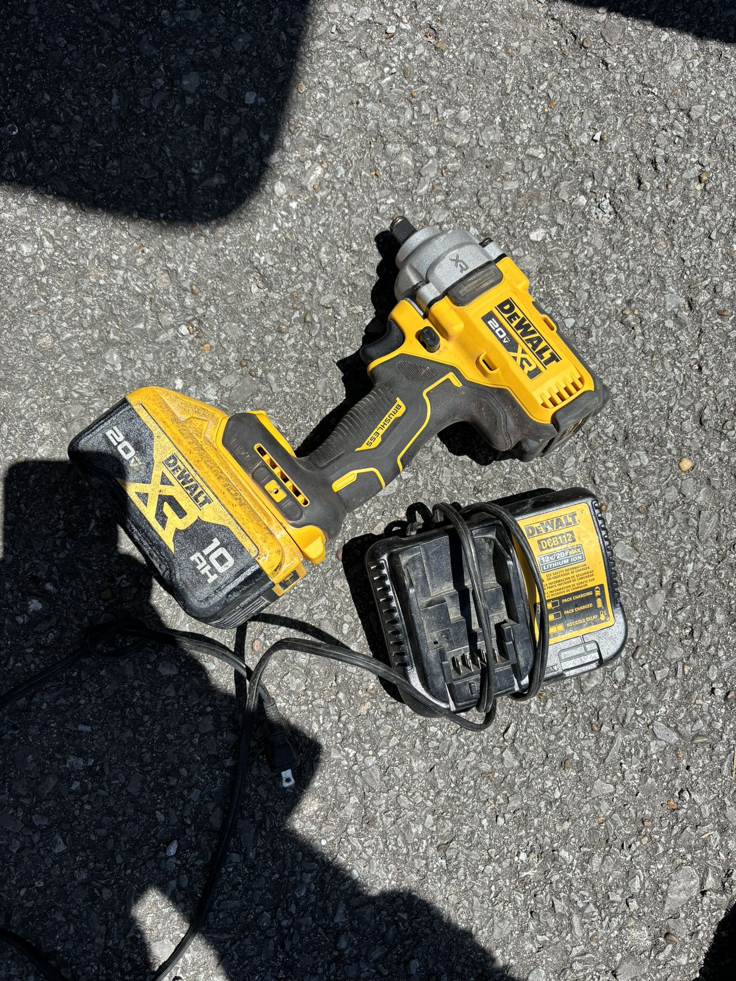 dewalt impact  20v 1/2in wrench with big 10AH battery and charger 