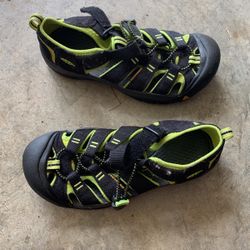 Keen water shoes (mens/boys size 4)