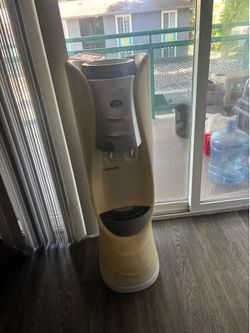 Water dispenser with jugs