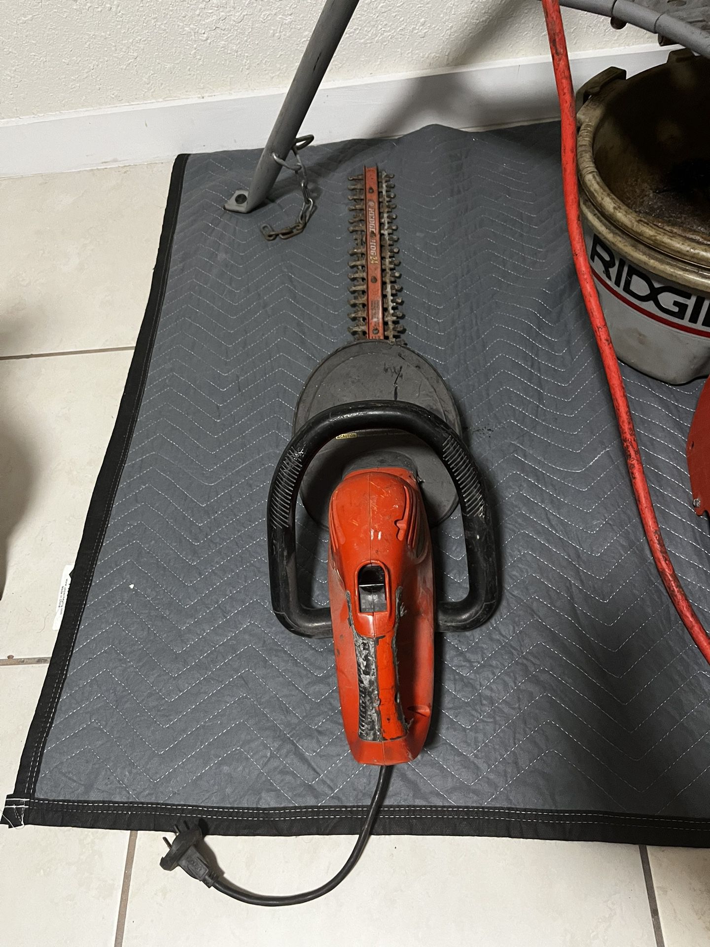 Black and Decker 24 in. 3.3 Amp Corded Dual Action Electric Hedge Hog Trimmer $40/ Delivery Available 