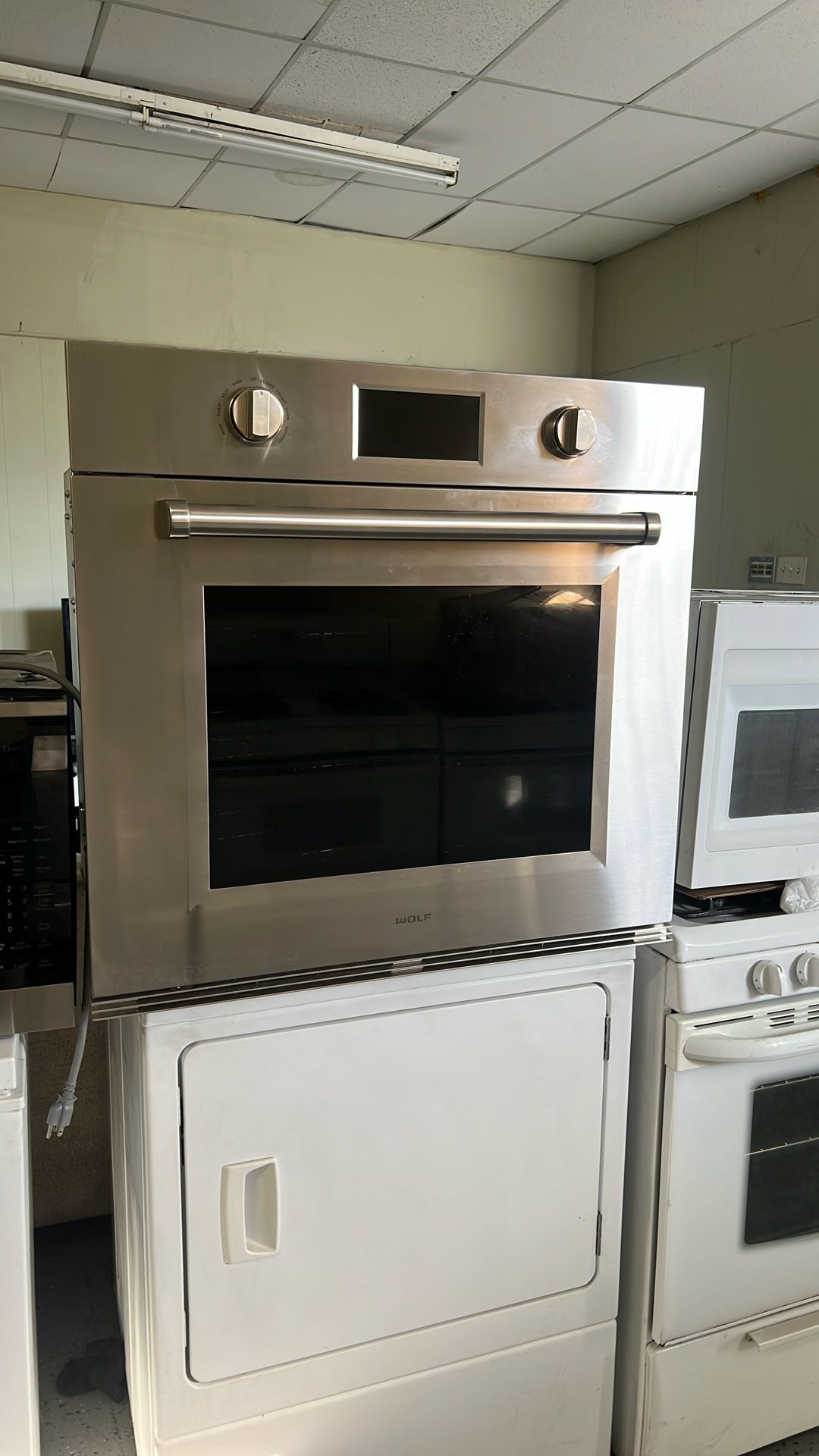 WOLF 30”WIDE ELECTRIC SINGLE WALL OVEN IN STAINLESS STEEL