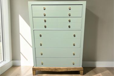 Bassett 5 Drawer Wood Dresser