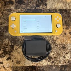 🎮 Nintendo Switch Lite – Yellow Edition + Official Charger