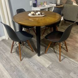 Beautiful Solid Wood Table and 4 Chairs — Excellent Condition