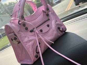 Balenciaga top handle bag
(Buggle gum)