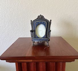 Victorian=style miniature chair picture frame (2x3)
