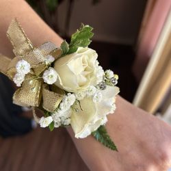 PROM CORSAGES AND BOUTONNIÈRE 