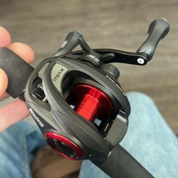 Abu Garcia Black Max Baitcasting Reel Right Hand. Brand New
