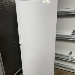AVANTI Upright Freezer
