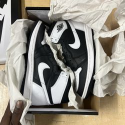 BLACK & WHITE AIR JORAN 1 RETRO 9.5 SELLING FOR $159‼️