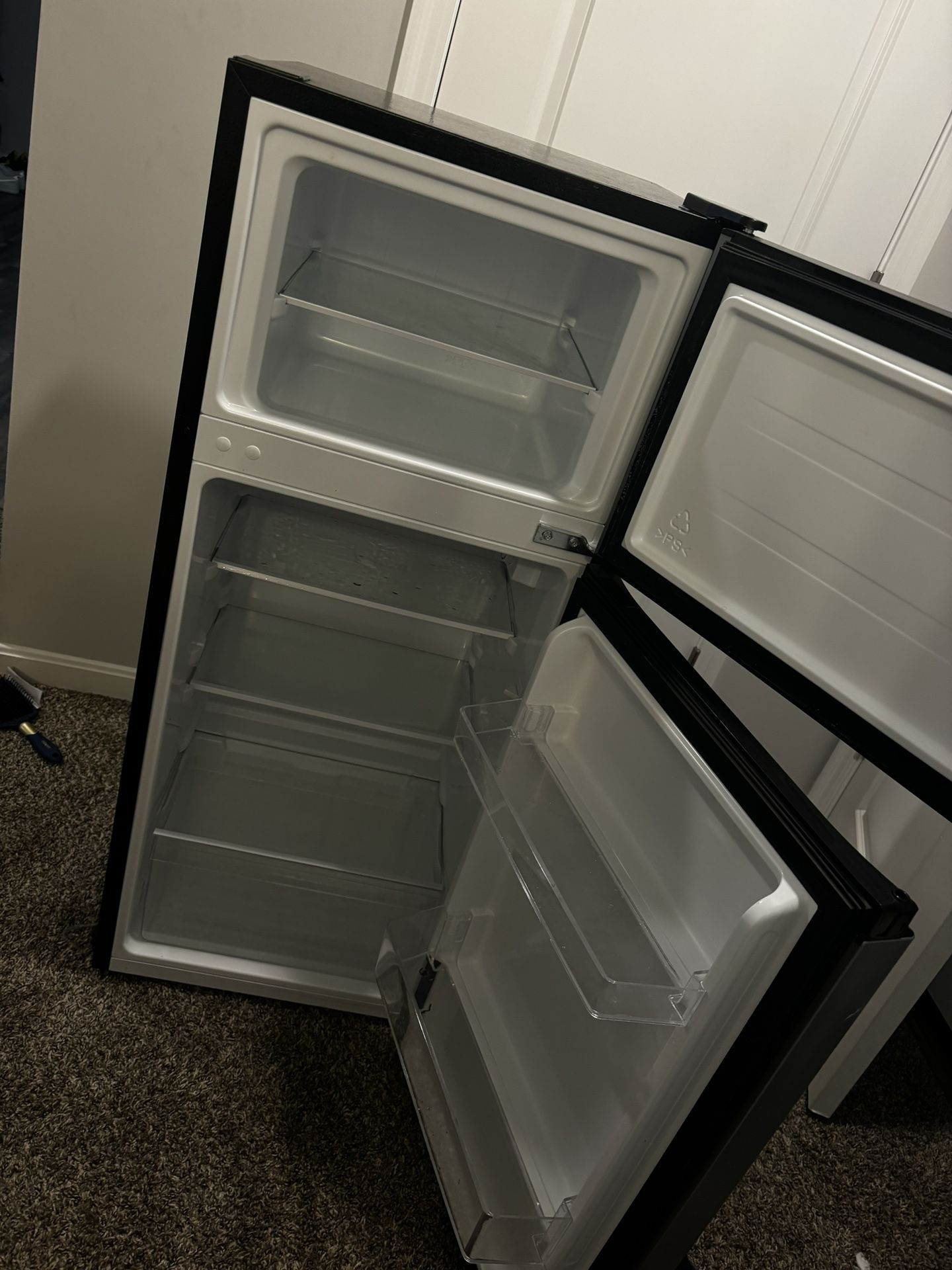 Hisense Mini Fridge 4.4 Cubic Ft With Freezer