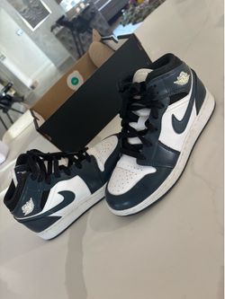 Air Jordan 1 Mid GS “Armory Navy / White / Black” (Grade School size 4Y