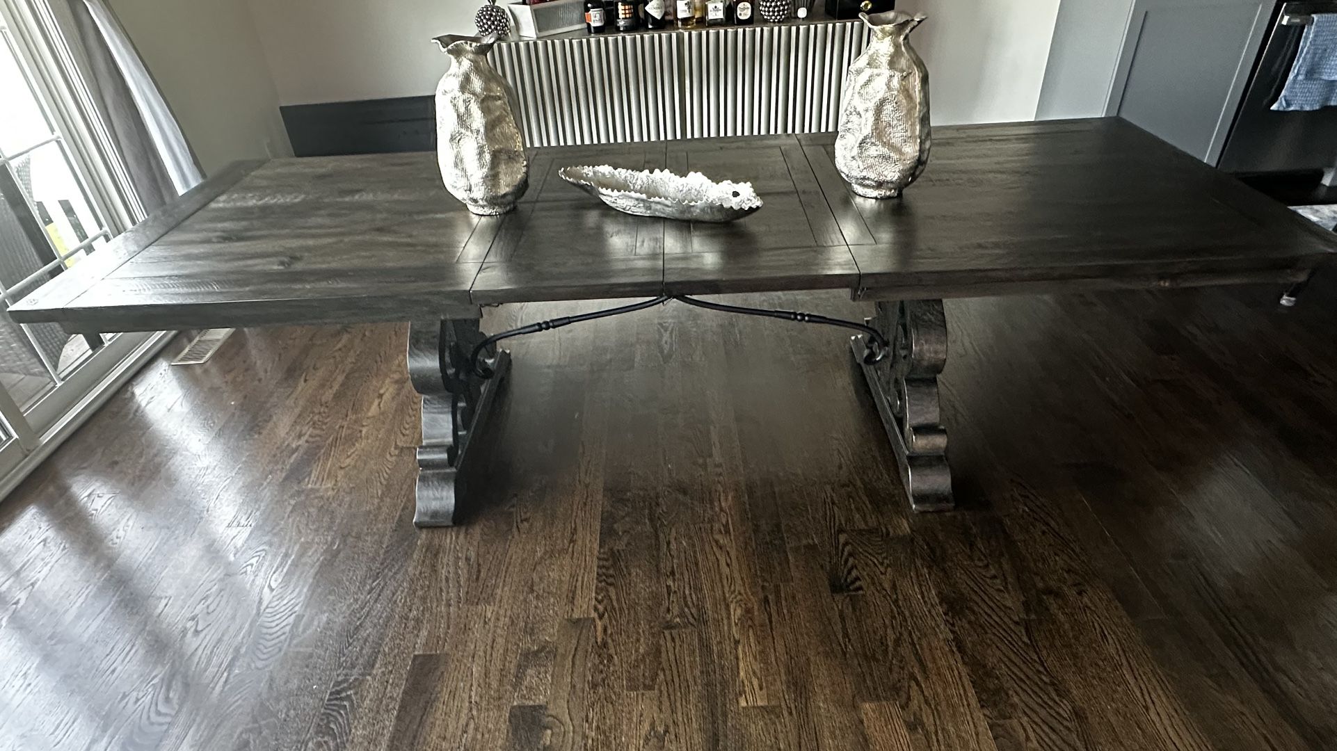 Dining Table, Excellent Condition, Like New, 6 To 10 People