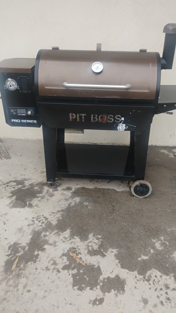 Pit Boss Pro Series/ smoker/ wood pellet grille