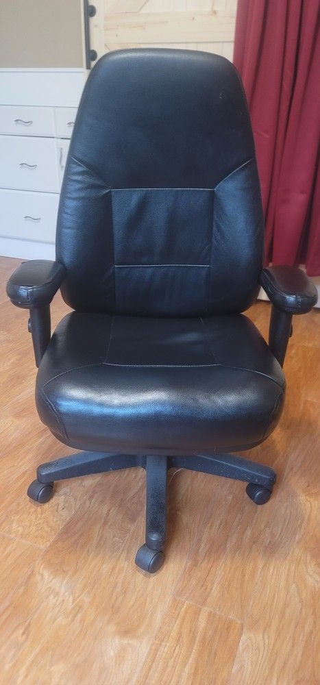 Comfortable Black Leather Office Chair – Good Condition!