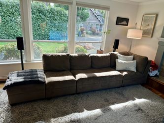 3-4 Person Sectional w/Ottoman