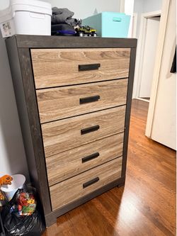 Modern 5-Drawer Wood Dresser