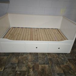 TWIN TURNS INTO KING DAY BED